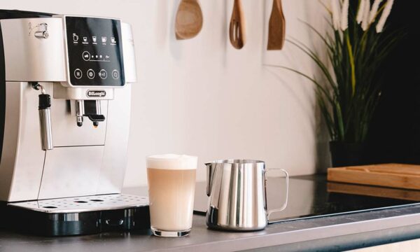 comment faire un latte macchiato avec une machine De'Longhi magnifica smart