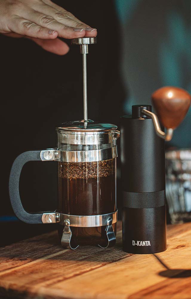 Set à café avec cafetière à piston, tasse, mug de voyage et