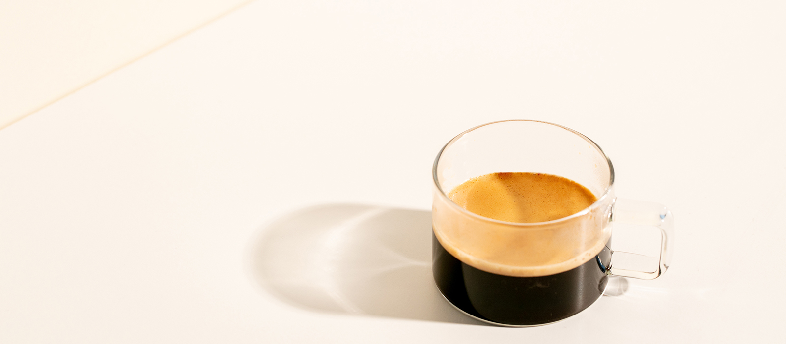 café noir dans tasse transparente