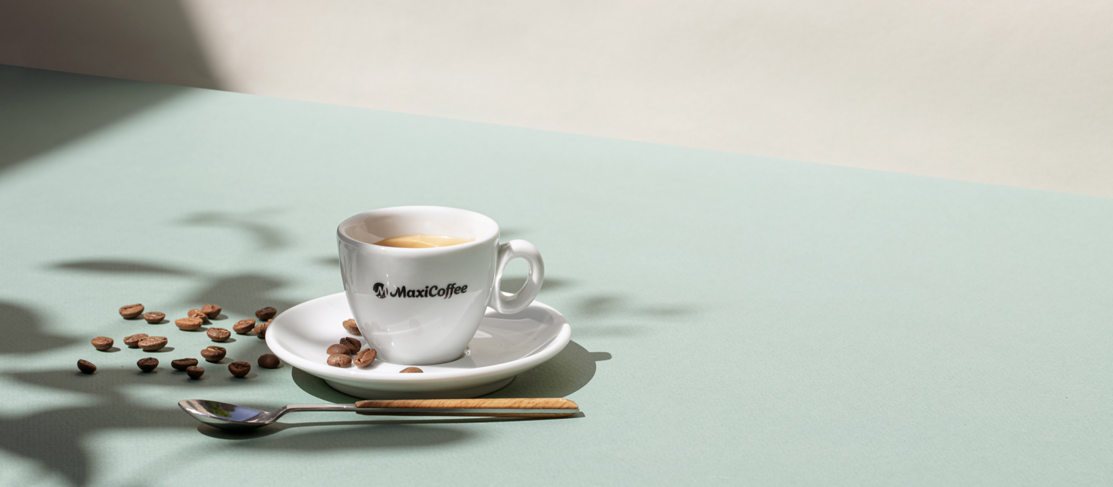espresso dans tasse avec grains de café