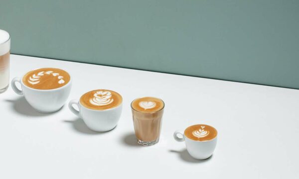 le barista utilise une machine à café pour mélanger le lait frais dans la  mousse pour faire un cappuccino ou un latte dans un café 10148228 Photo de  stock chez Vecteezy