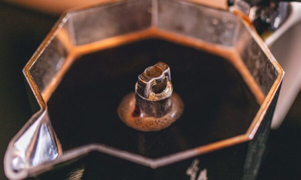 préparer un café avec une cafetière italienne