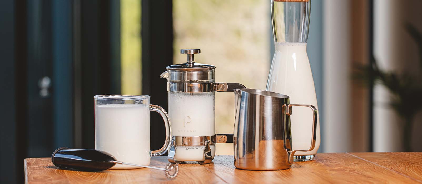 le barista utilise une machine à café pour mélanger le lait frais dans la  mousse pour faire un cappuccino ou un latte dans un café 10148228 Photo de  stock chez Vecteezy