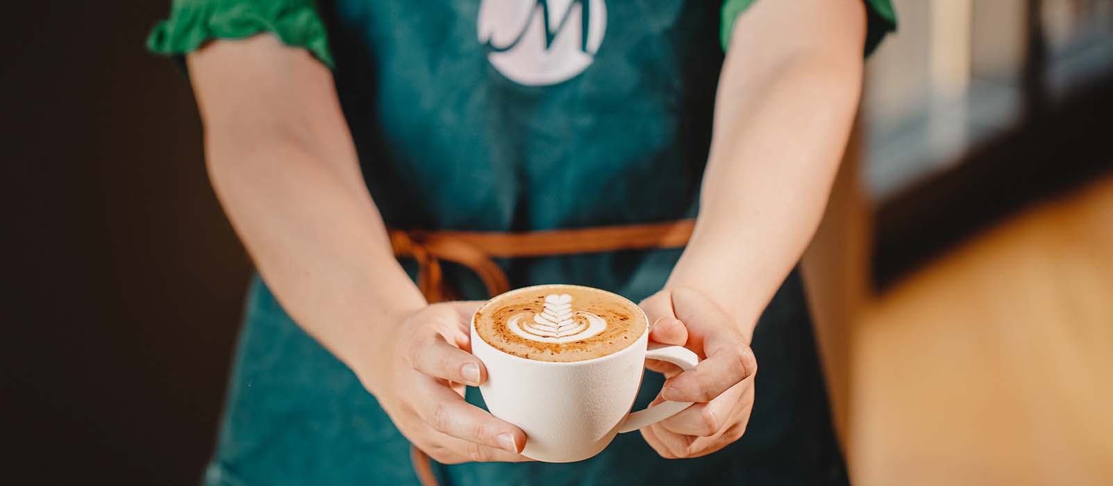 Faire des figures de latte art avec un pichet à lait