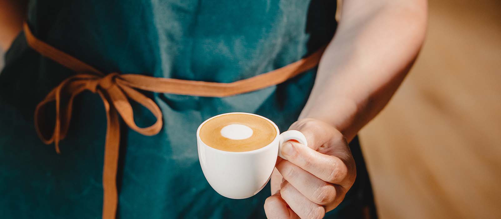 Faire du latte art avec un pichet à lait