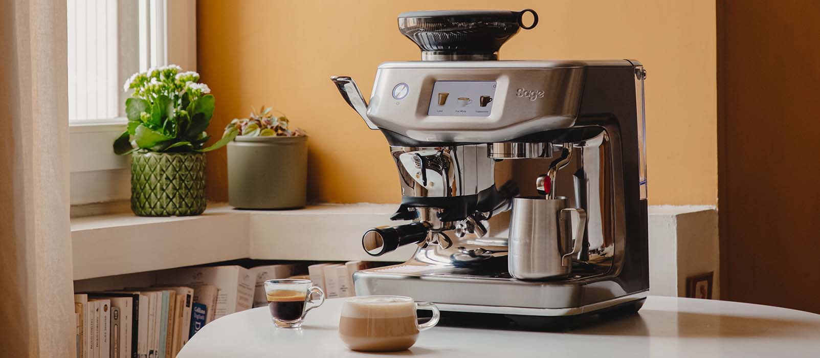 café moulu dans le porte-filtre, machine à café, gros plan