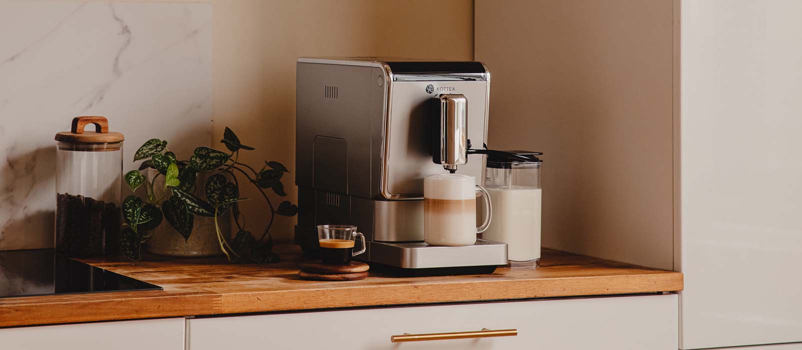 La machine à capsules prépare des spécialités de café à la mousse