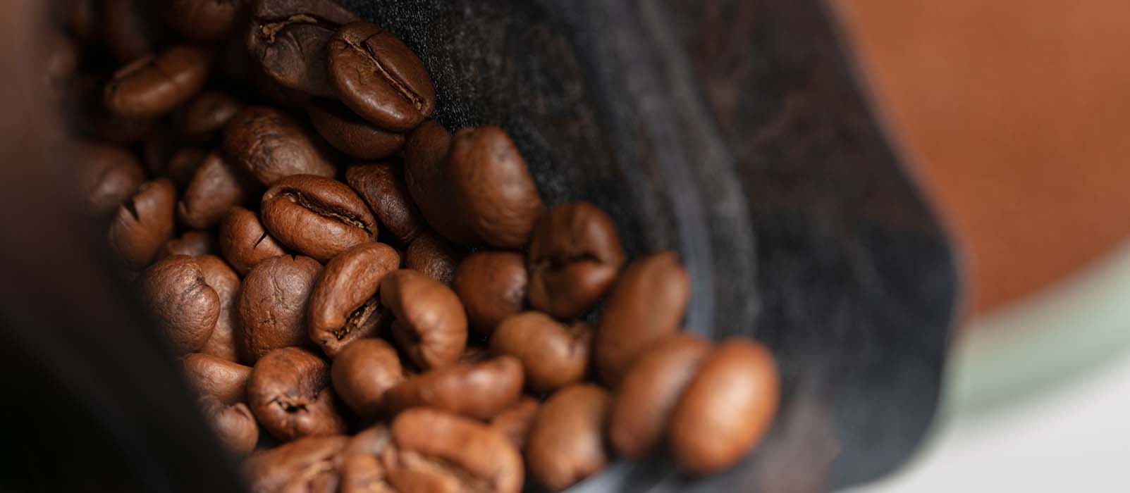 Un Vieux Moulin à Main Pour Moudre Les Grains De Café, Les Grains