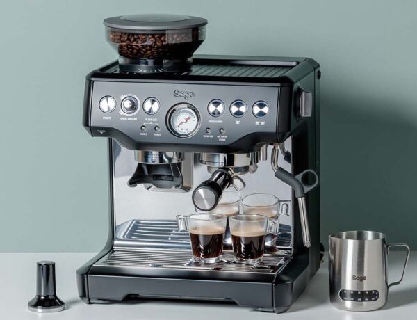 le barista utilise une machine à café pour mélanger le lait frais dans la  mousse pour faire un cappuccino ou un latte dans un café 10148228 Photo de  stock chez Vecteezy